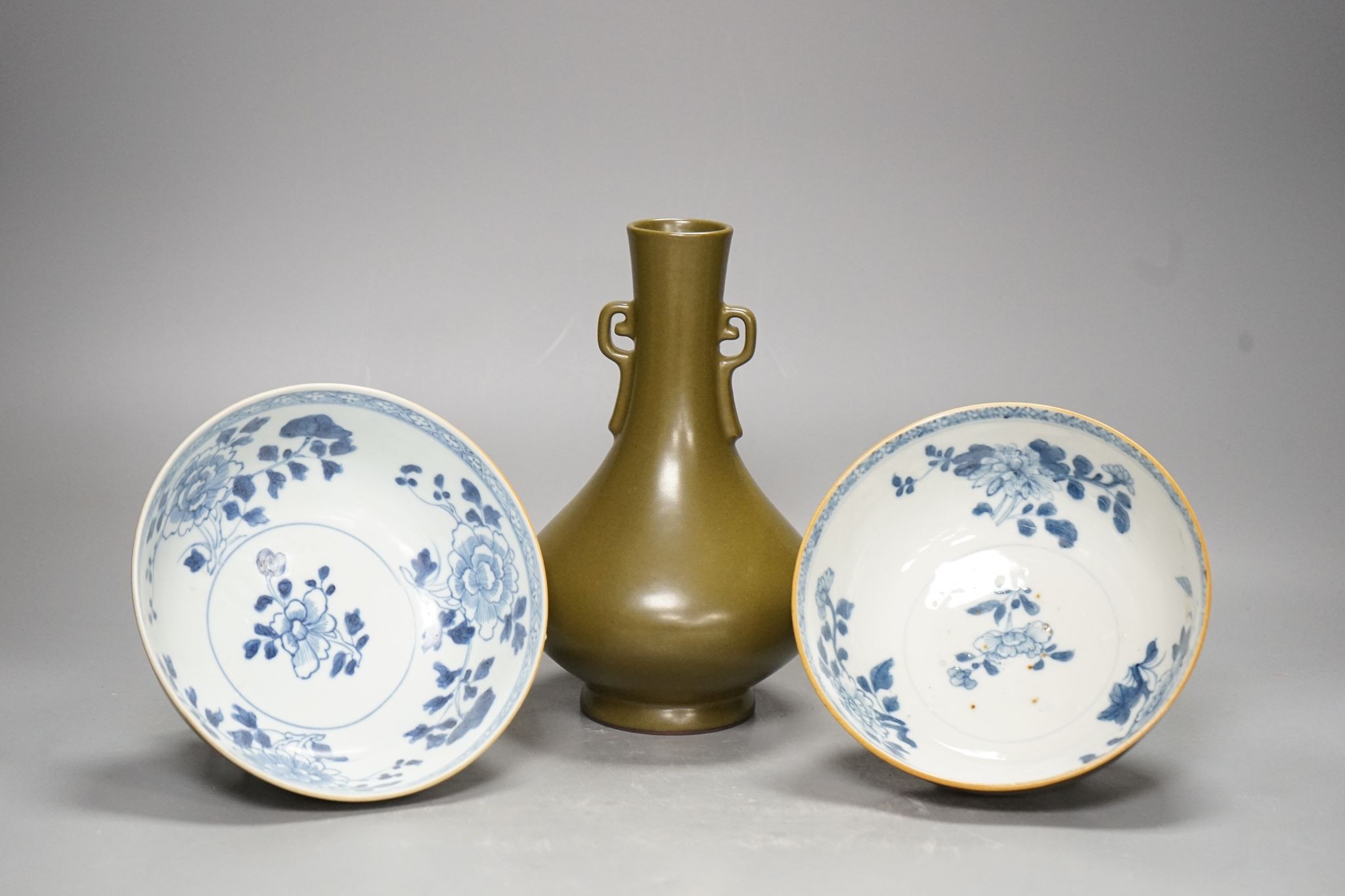 A pair of Chinese Nanking Cargo bowls and a teadust glazed vase, 21cm